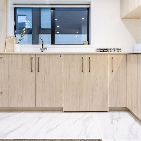 Urban Retreat: 2-Br Gem In Central Christchurch Apartment Exterior foto